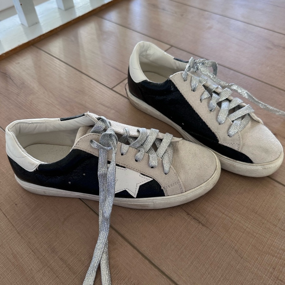 Casual Low-Top Star Accent Sneakers in Black and Cream